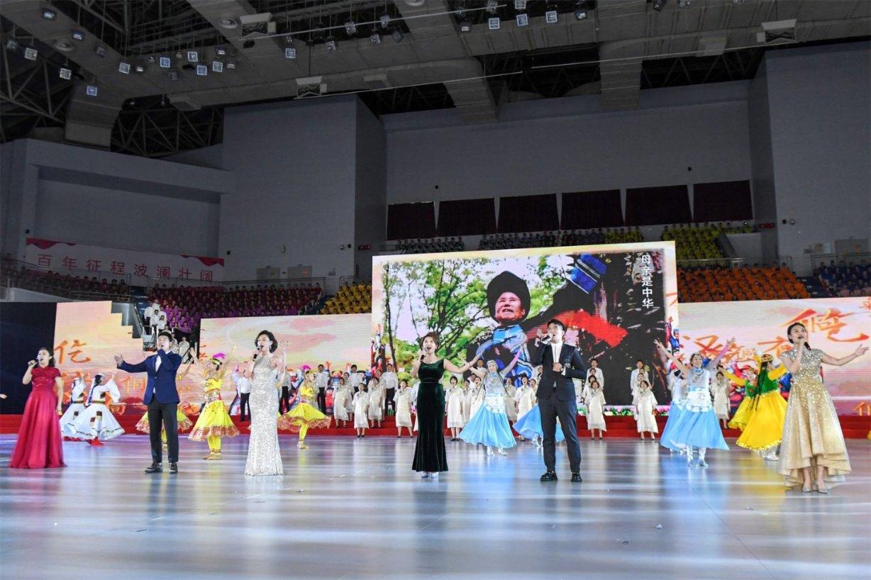 伤感!深圳队迎来30岁生日,球迷前往基地用鲜花送别俱乐部